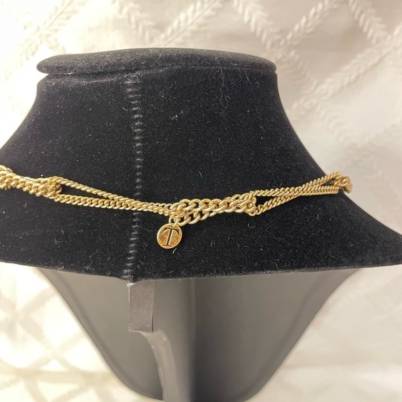 Elegant Talbot’s Gold Tone Flower Pendant Necklace - Picture 3 of 5